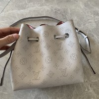 lv bella镂花小牛皮系列 女士迷你水桶包M57070