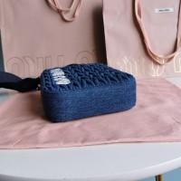 miumiu蓝色丹宁系列 mini tote绗缝手袋5BA220