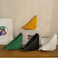 普拉达2022走秀款 prada triangle全皮三角包1BH190