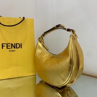 fendi graphy中号牛皮新月包 芬迪女士腋下包9008