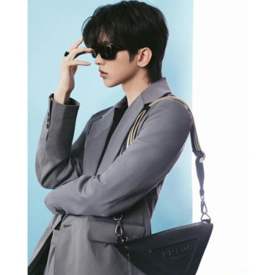 prada saffiano皮革三角包 普拉达男士新款挎包2VH155