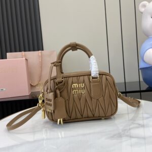 张元英同款 miumiu保龄球包 小号方形 焦糖色Arcadie Matelasse褶皱羊皮革5BB123