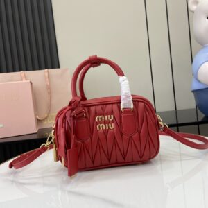 张元英同款 miumiu保龄球包 小号方形 红色Arcadie Matelasse褶皱羊皮革5BB123