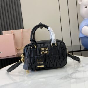 张元英同款 miumiu保龄球包 小号黑色方形 Arcadie Matelasse褶皱羊皮革5BB123