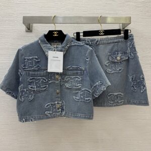 chanel香奈儿2025夏季新款甜酷风女装 双C贴布 丹宁牛仔蓝短袖翻领上衣短裙套装