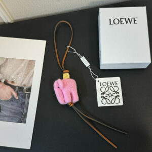 loewe罗意威背包挂饰 粉色大象毛毡公仔玩偶 牛皮环带 金色Anagram骰子