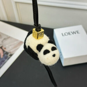 loewe罗意威背包挂饰 小熊猫毛毡公仔玩偶 牛皮环带 金色Anagram骰子