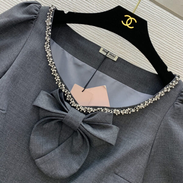 miumiu繆繆高端女士套裝裙子 領口金屬珠鏈蝴蝶結 韓女團風 可咸可甜 灰色