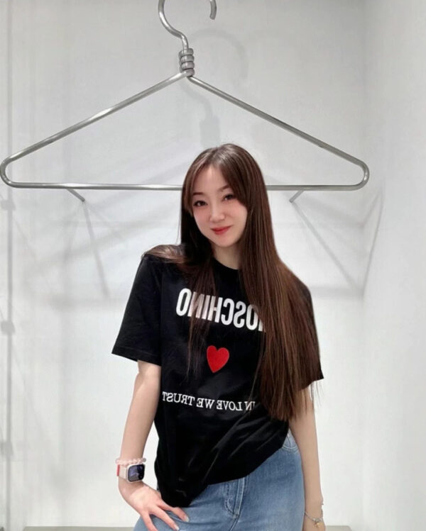 MOSCHINO莫斯奇諾女士短袖T恤  2025夏季新款 愛心字母logo刺繡圖案