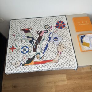 村上隆聯名款 Monogram Superflat 90真丝方巾 LV Hands标识 微笑花卉 白色藍邊