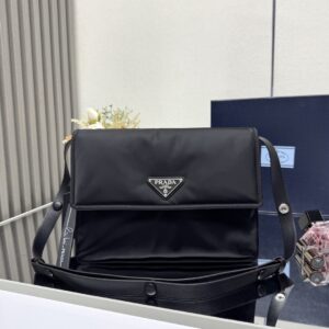 Prada Cini Re-Nylon中号邮差包 普拉达黑色尼龙休闲挎包1BD255