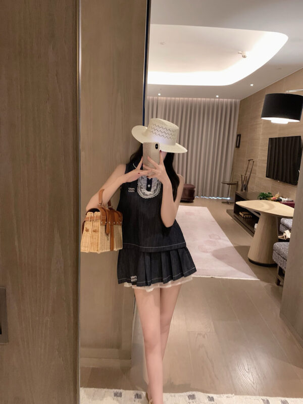 miumiu繆繆夏季新款少女風背心套装 丹寧藍拼接白色蕾絲夢幻百褶裙