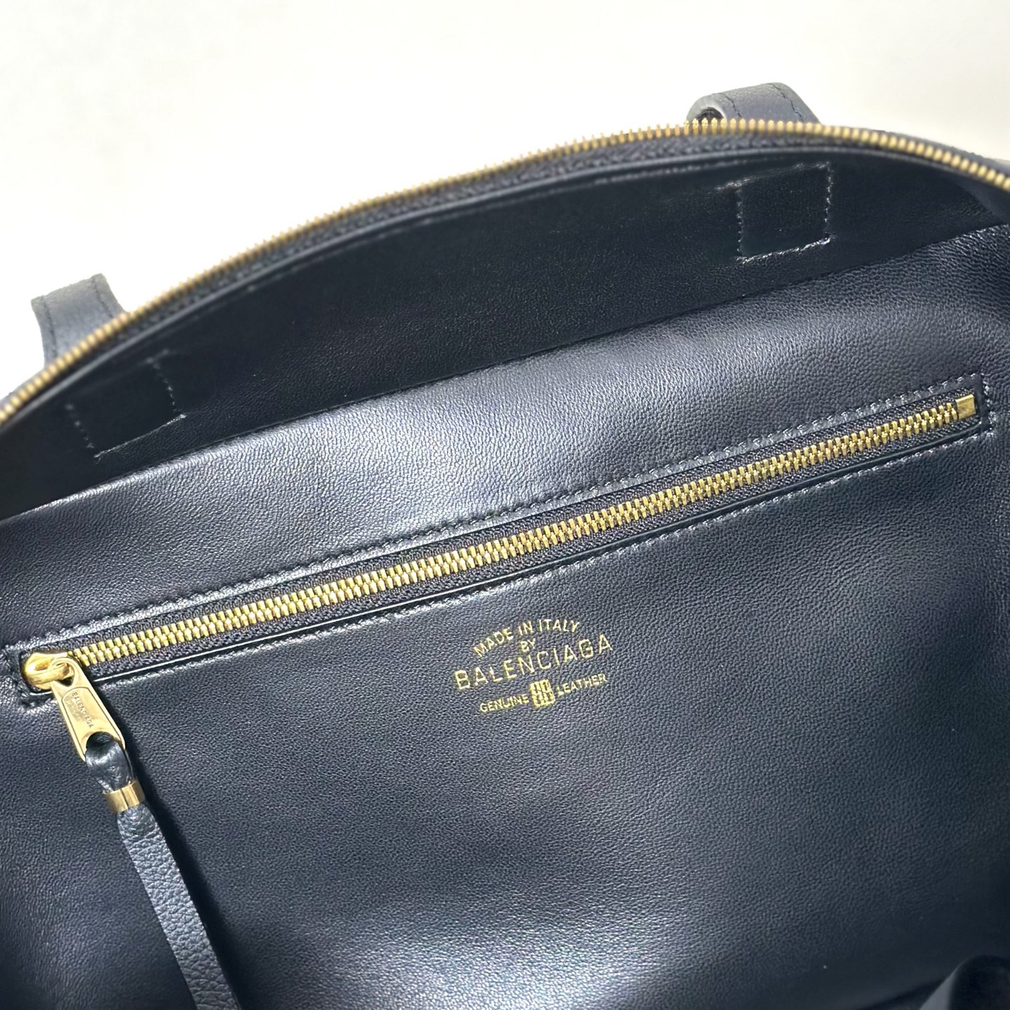 Balenciaga Carrie新款保齡球包 中號黑色牛皮革 巴黎世家女士手提單肩包 - Image 11