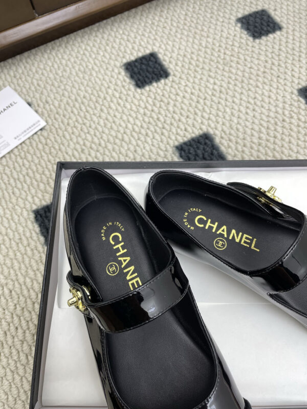 chanel 25ss夏季新款 香奈儿玛丽珍一字带平底单鞋 黑色漆皮圓鞋頭女鞋
