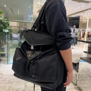 prada普拉達黑色尼龍雙肩包 工裝風 造型炫酷 通勤旅行多功能背包電腦包2VZ108