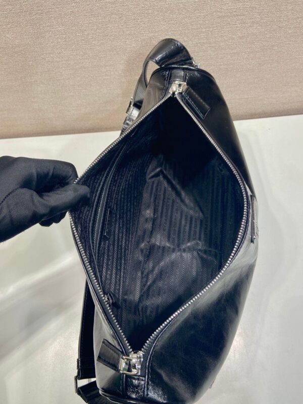 Prada普拉達男款大號郵差包 黑色油蠟牛皮革休閒挎包2VH187