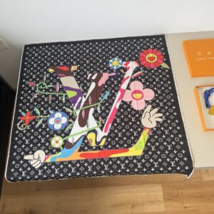 村上隆聯名款 Monogram Superflat 90真丝方巾 LV Hands标识 微笑花卉 黑色