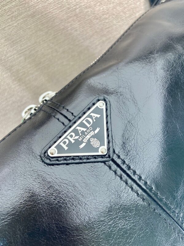 Prada普拉達男款大號郵差包 黑色油蠟牛皮革休閒挎包2VH187