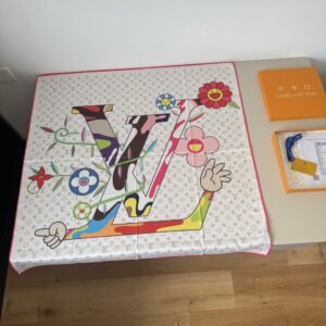 村上隆聯名款 Monogram Superflat 90真丝方巾 LV Hands标识 微笑花卉 白色粉邊
