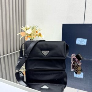 Prada Cini Re-Nylon小号邮差包 普拉达黑色尼龙休闲挎包1BD313