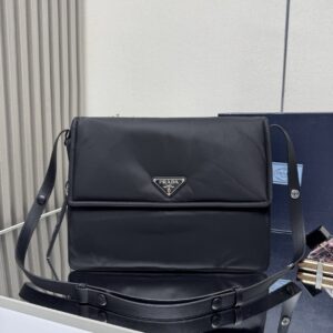 Prada Cini Re-nylon大号邮差包 普拉达黑色尼龙休闲挎包1BD256