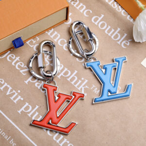 lv Rubber包饰 镶嵌蓝色红色立体树脂字母 亮银色金属钥匙扣M67775