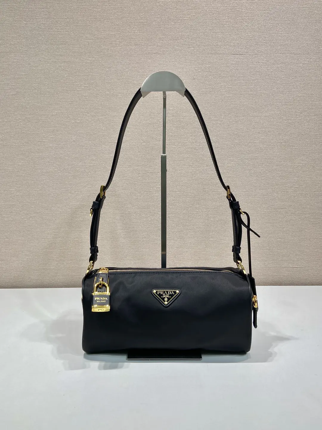 prada Tessuto Locker鎖頭包 Re-Nylon黑色尼龍立方體枕頭包1BC233 - Image 1