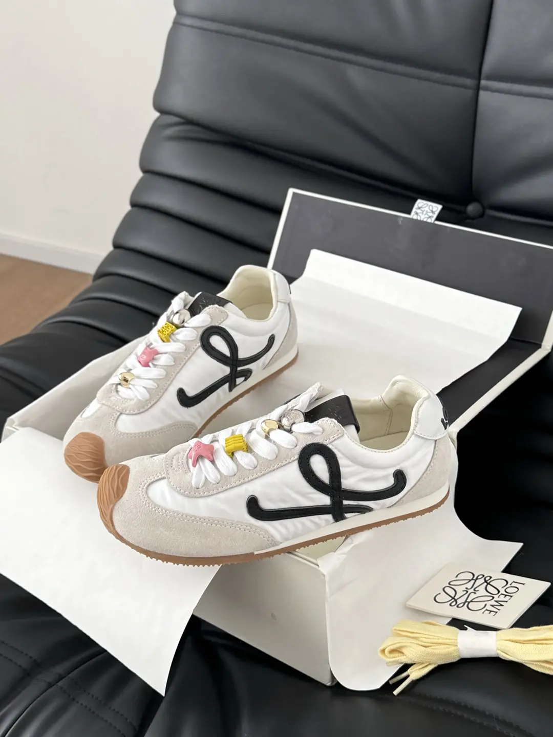 楊冪同款Loewe羅意威德訓運動鞋 臟臟鞋 黑標 白色絨面皮拼織布 糖果鞋帶 - Image 1